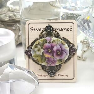 $48 Sweet Romance "PORCELAIN PANSY" Brooch w Floral Motif & Swarovski Crystals